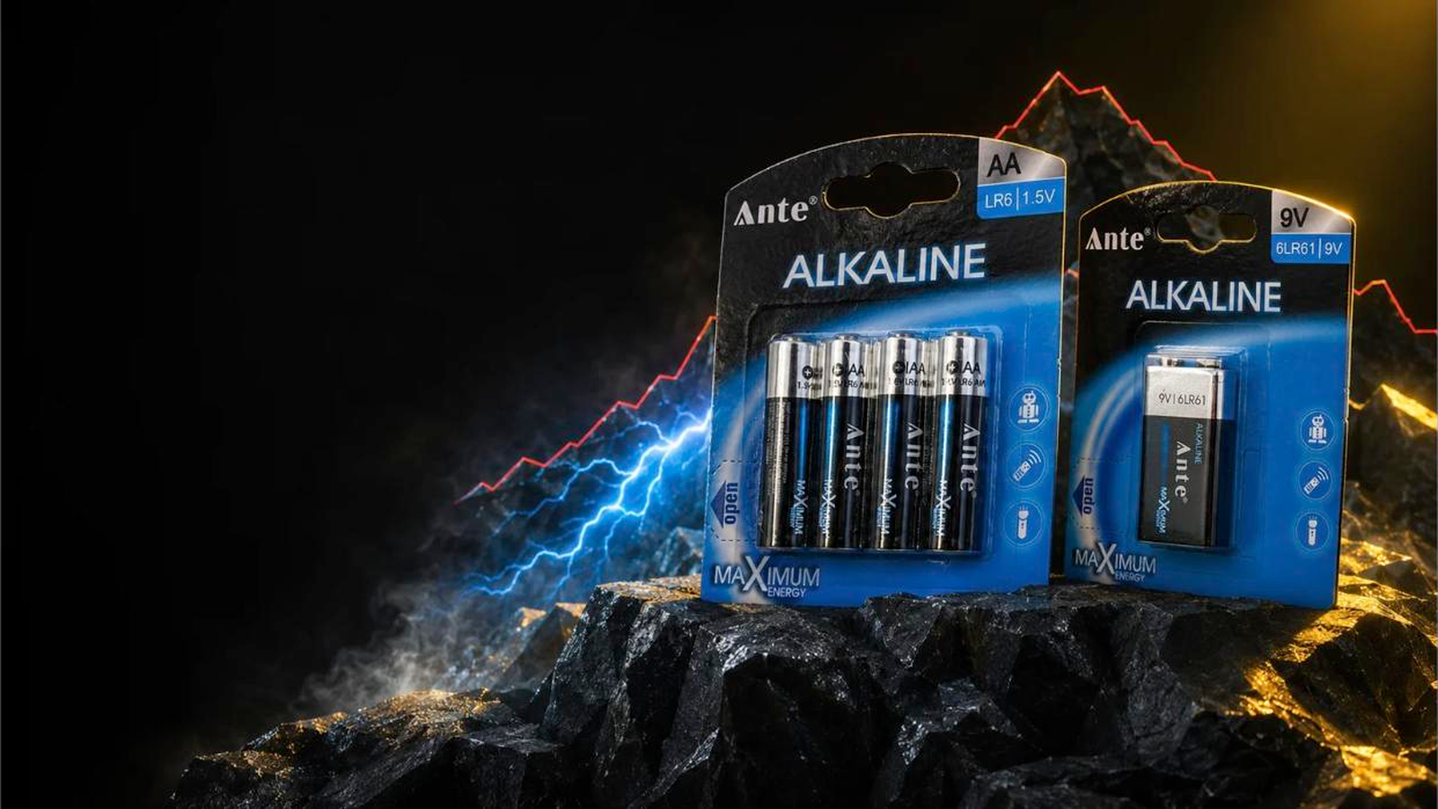 Pilas alcalinas ANTE Maximum Energy sobre roca de montaña con un rayo azul de energía